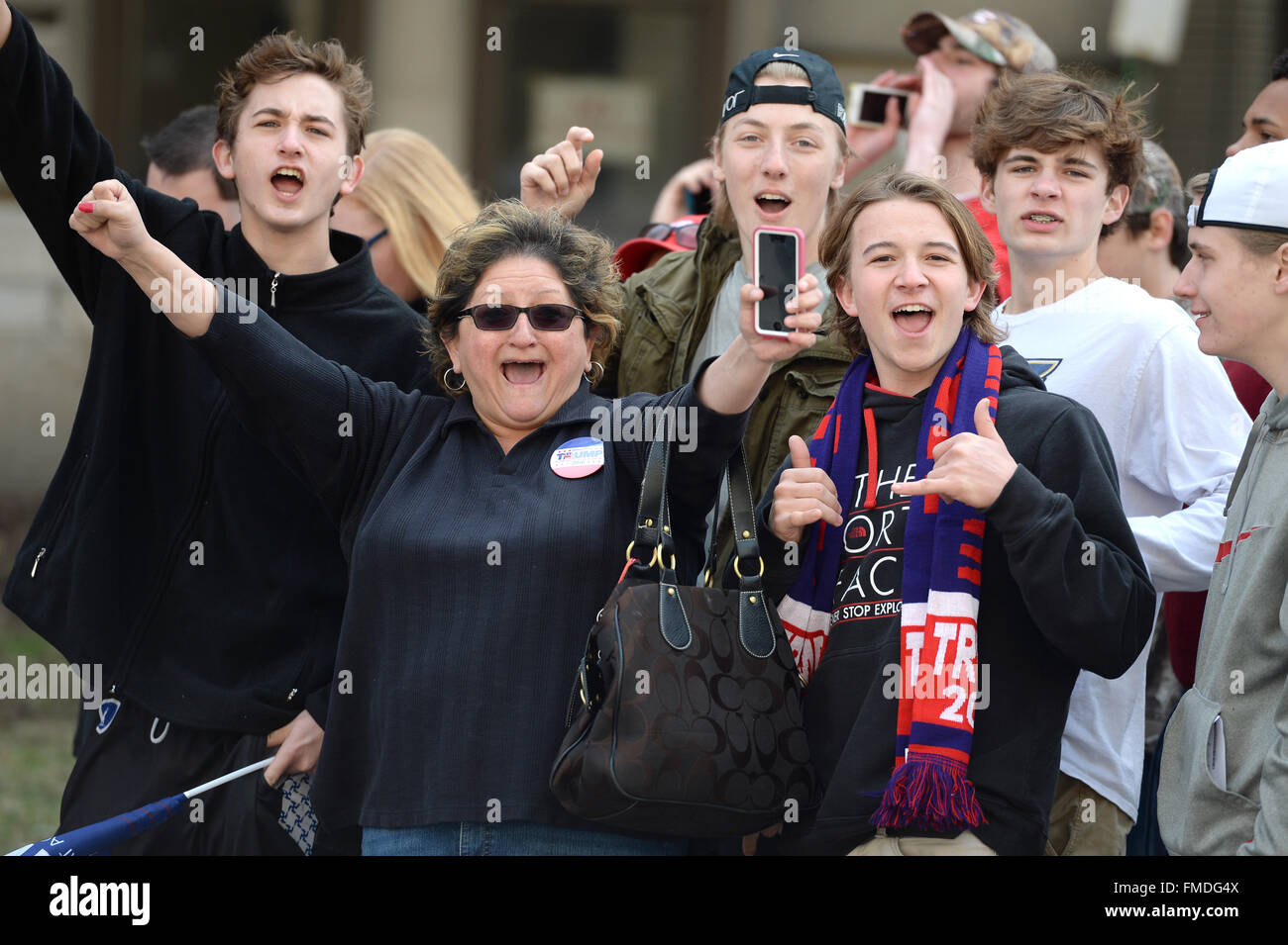Saint Louis, Missouri, USA. Mar 11, 2016. Donald Trump partisans cheer en dehors de la Peabody Opera House au centre-ville de Saint Louis Crédit : Gino's Premium Images/Alamy Live News Banque D'Images