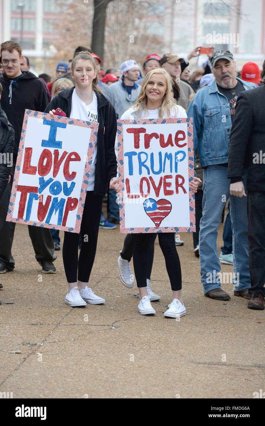 Saint Louis, Missouri, USA. Mar 11, 2016. Donald Trump partisans tenir à l'extérieur du rassemblement signes Peabody Opera House au centre-ville de Saint Louis Crédit : Gino's Premium Images/Alamy Live News Banque D'Images