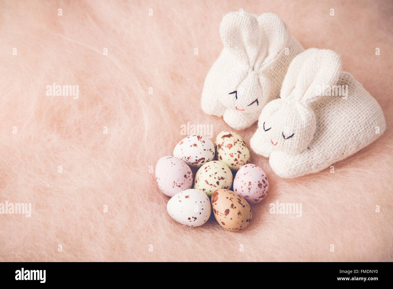 Lapin de Pâques et les oeufs copie espace historique, tonification Banque D'Images