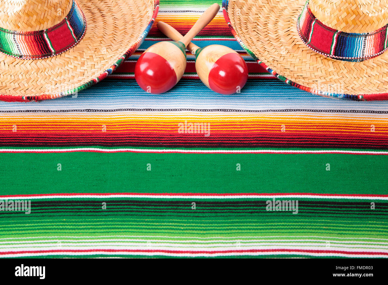Sombreros mexicains et les maracas sur un traditionnel sarape couverture. L'espace pour copier. Banque D'Images