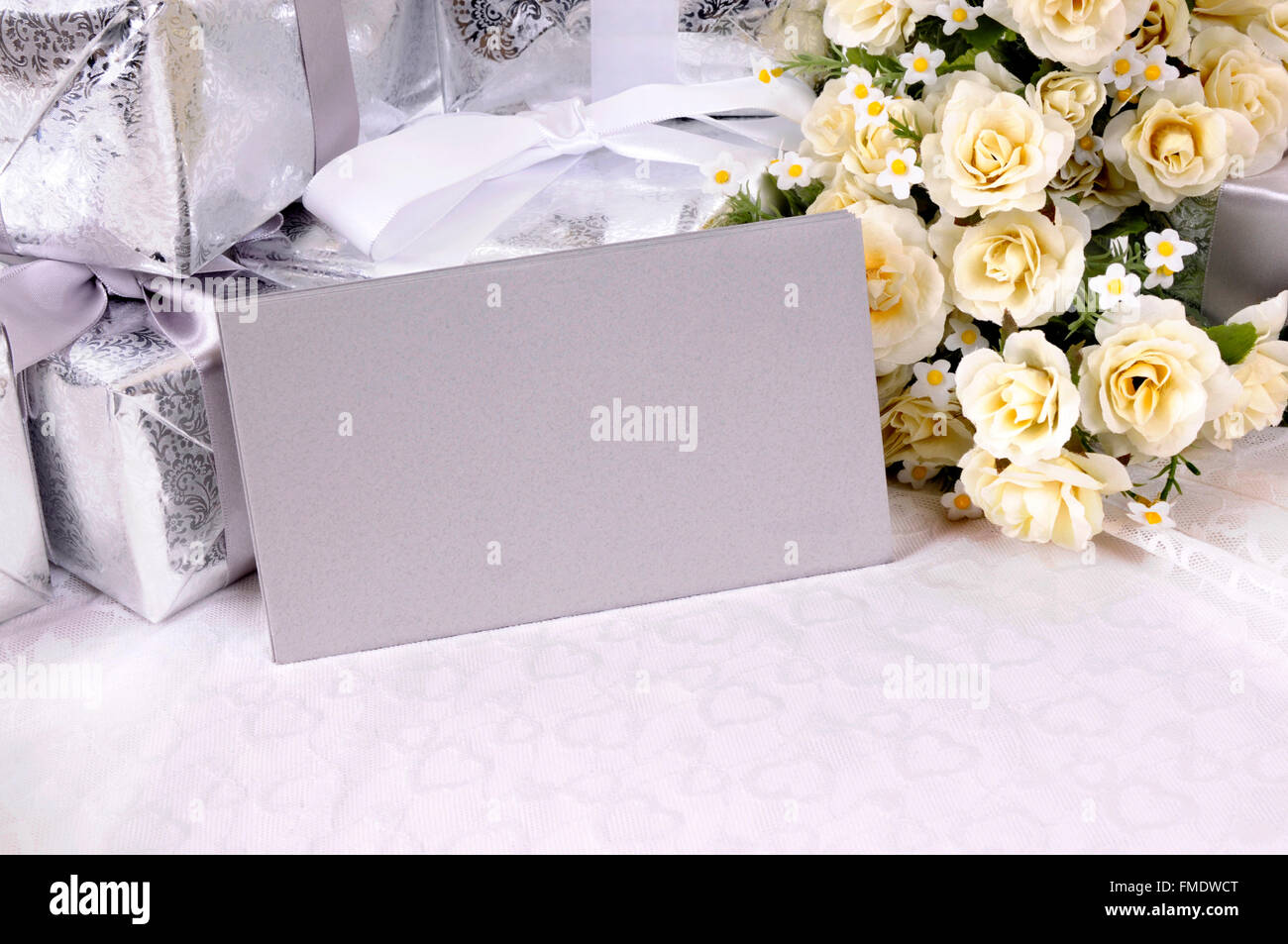 Enveloppes gris argent ou des invitations avec plusieurs cadeaux de mariage et blanches portées sur bustier de dentelle. L'espace pour copier. Banque D'Images Enveloppes gris argent ou des invitations avec plusieurs cadeaux de mariage et blanches portées sur bustier de dentelle. L'espace pour copier. Banque D'Images