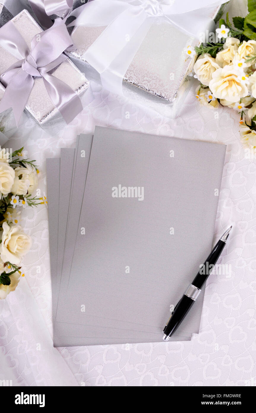 Argent gris papier d'écriture ou des invitations sur dentelle mariée avec plusieurs cadeaux de mariage et de bouquets de roses blanches. L'espace pour copier Banque D'Images Argent gris papier d'écriture ou des invitations sur dentelle mariée avec plusieurs cadeaux de mariage et de bouquets de roses blanches. L'espace pour copier Banque D'Images