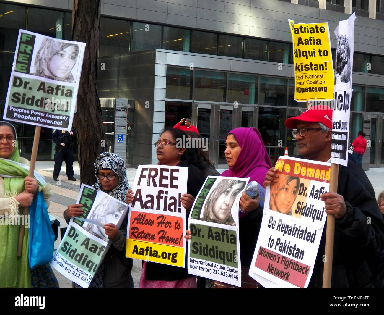 New York, New York, USA. Mar 11, 2016. New York City rally et mars appelant à la libération du Dr Aafia Siddiqui, qui a été prisonnier politique pendant 13 ans, et est actuellement détenu à la prison fédérale de Ft Worth au Texas. Elle n'a pas eu une visite de prison avec n'importe quel membre de la famille ou son avocat en plus d'un an. Aafia est une victime de la torture des États-Unis en Afghanistan et du programme d'éducation permanente de l'abus dans la prison d'une prison fédérale à Ft Worth Texas. Credit : Mark Apollo/Alamy Live News Banque D'Images