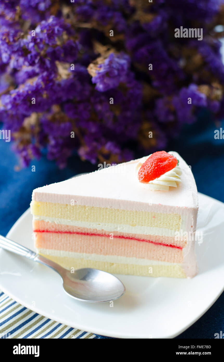 Gâteau au fromage aux fraises on white plate Banque D'Images