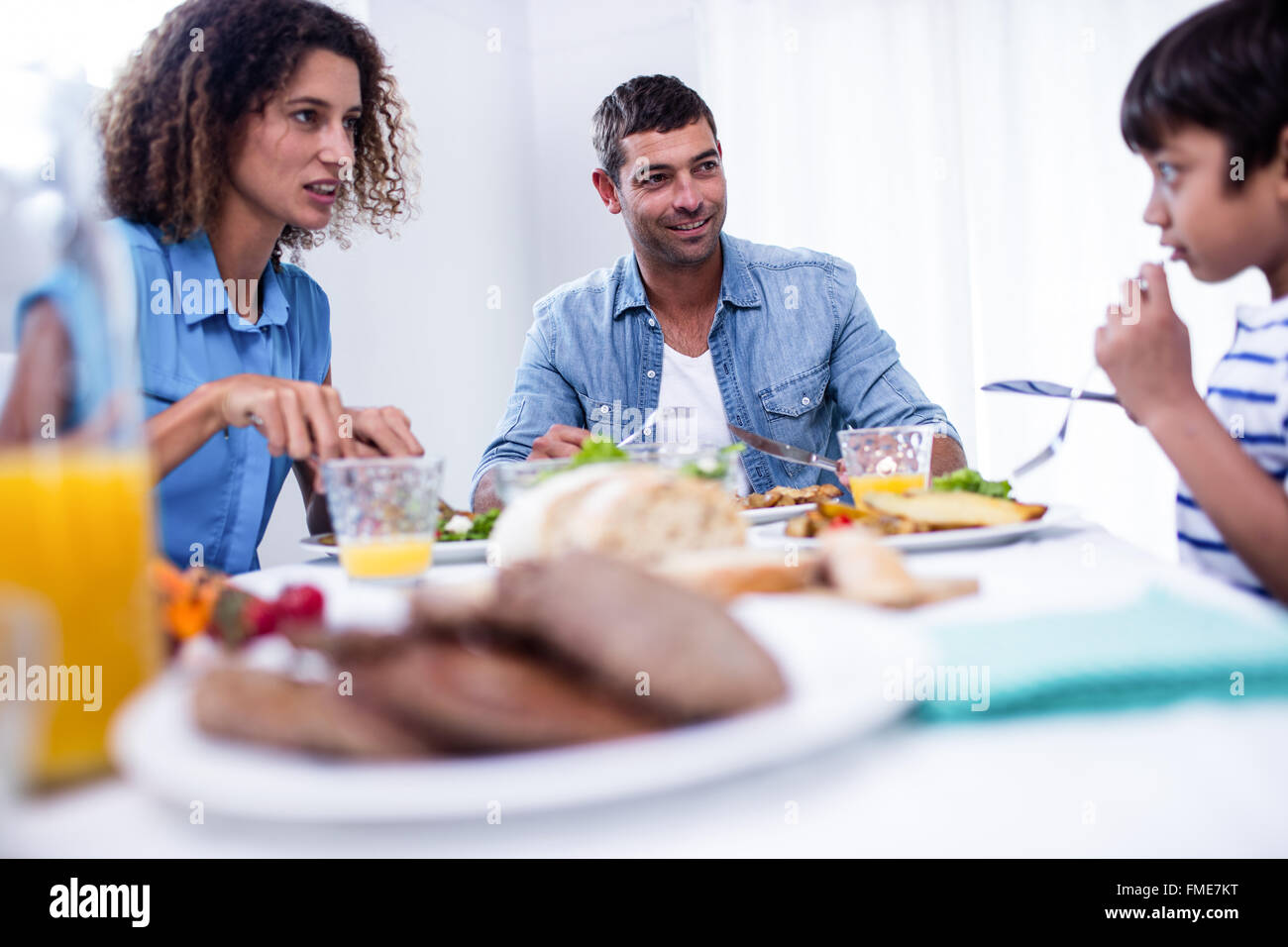 Famille assis à table de petit déjeuner Banque D'Images