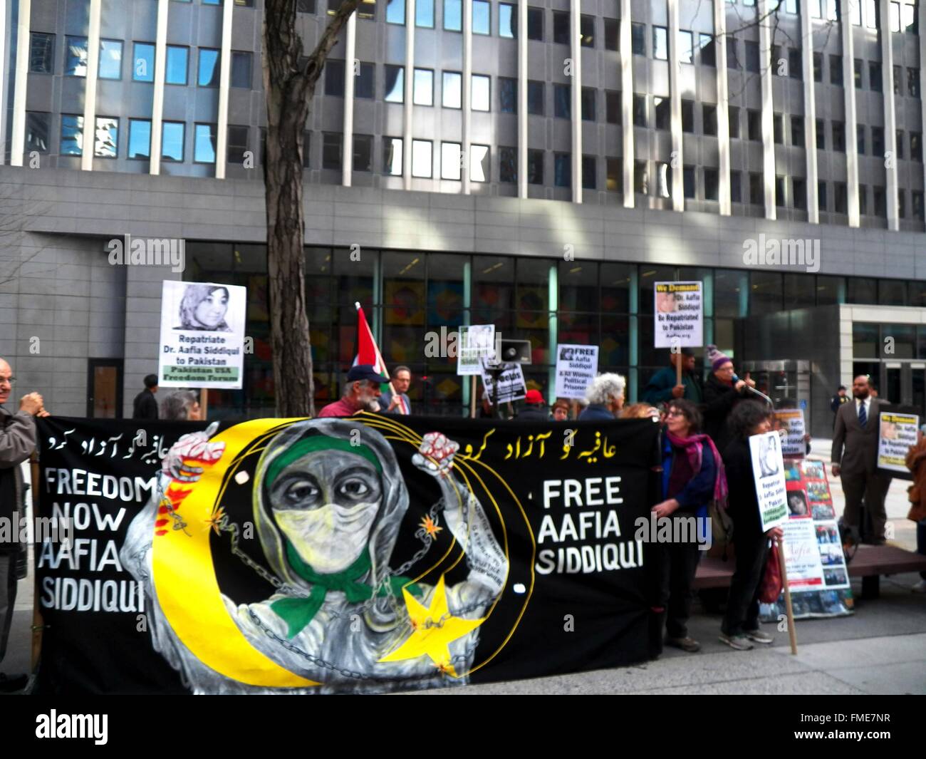 New York, New York, USA. Mar 11, 2016. New York City rally et mars appelant à la libération du Dr Aafia Siddiqui, qui a été prisonnier politique pendant 13 ans, et est actuellement détenu à la prison fédérale de Ft Worth au Texas. Elle n'a pas eu une visite de prison avec n'importe quel membre de la famille ou son avocat en plus d'un an. Aafia est une victime de la torture des États-Unis en Afghanistan et du programme d'éducation permanente de l'abus dans la prison d'une prison fédérale à Ft Worth Texas. Credit : Mark Apollo/Alamy Live News Banque D'Images