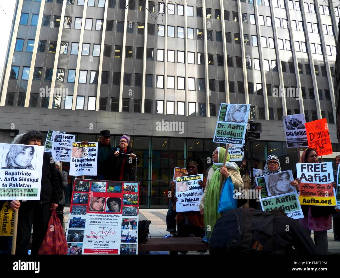 New York, New York, USA. Mar 11, 2016. New York City rally et mars appelant à la libération du Dr Aafia Siddiqui, qui a été prisonnier politique pendant 13 ans, et est actuellement détenu à la prison fédérale de Ft Worth au Texas. Elle n'a pas eu une visite de prison avec n'importe quel membre de la famille ou son avocat en plus d'un an. Aafia est une victime de la torture des États-Unis en Afghanistan et du programme d'éducation permanente de l'abus dans la prison d'une prison fédérale à Ft Worth Texas. Credit : Mark Apollo/Alamy Live News Banque D'Images