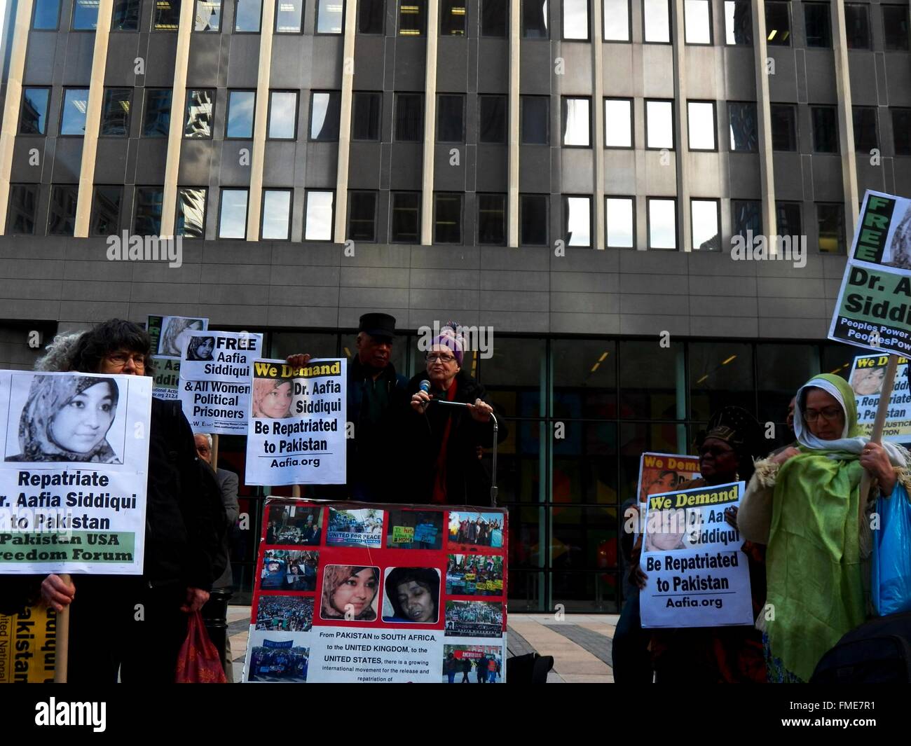 New York, New York, USA. Mar 11, 2016. New York City rally et mars appelant à la libération du Dr Aafia Siddiqui, qui a été prisonnier politique pendant 13 ans, et est actuellement détenu à la prison fédérale de Ft Worth au Texas. Elle n'a pas eu une visite de prison avec n'importe quel membre de la famille ou son avocat en plus d'un an. Aafia est une victime de la torture des États-Unis en Afghanistan et du programme d'éducation permanente de l'abus dans la prison d'une prison fédérale à Ft Worth Texas. Credit : Mark Apollo/Alamy Live News Banque D'Images