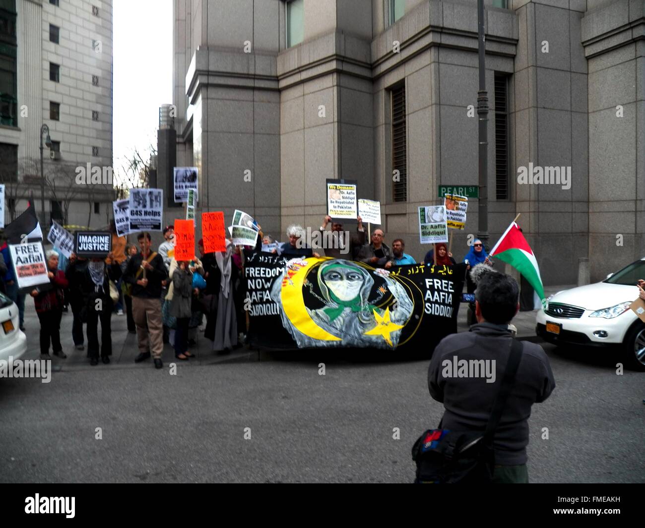 New York, New York, USA. Mar 11, 2016. New York City rally et mars appelant à la libération du Dr Aafia Siddiqui, qui a été prisonnier politique pendant 13 ans, et est actuellement détenu à la prison fédérale de Ft Worth au Texas. Elle n'a pas eu une visite de prison avec n'importe quel membre de la famille ou son avocat en plus d'un an. Aafia est une victime de la torture des États-Unis en Afghanistan et du programme d'éducation permanente de l'abus dans la prison d'une prison fédérale à Ft Worth Texas. Credit : Mark Apollo/Alamy Live News Banque D'Images