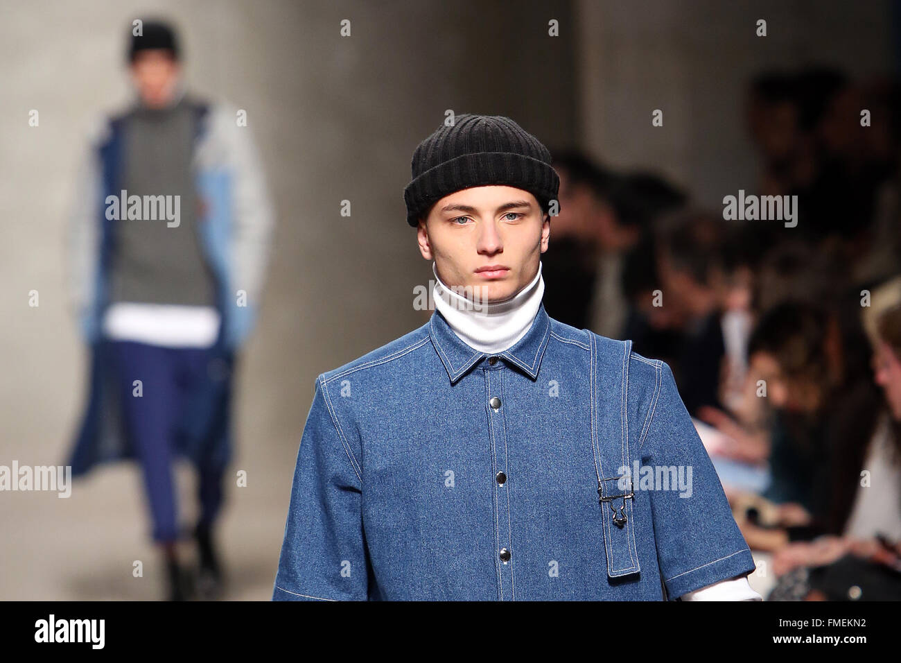 Lisbonne, Portugal. Mar 11, 2016. A model Fashion designer portugais par Tania Nicole durant la 145 Novo (sang neuf) voir la présentation des collections automne-hiver 2016/2017 de jeunes créateurs de la mode nationale et internationale des écoles, au cours de la Fashion Week de Lisbonne le 11 mars 2016 à Lisbonne, Portugal. Cette année la Semaine de la mode de Lisbonne célèbre le 25e anniversaire. Crédit : Pedro Fiuza/ZUMA/Alamy Fil Live News Banque D'Images