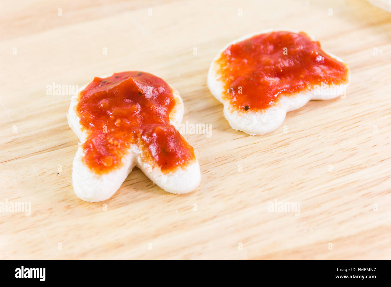 Ingrédients pour la cuisson des pizzas dessin animé sur la table en bois. Banque D'Images