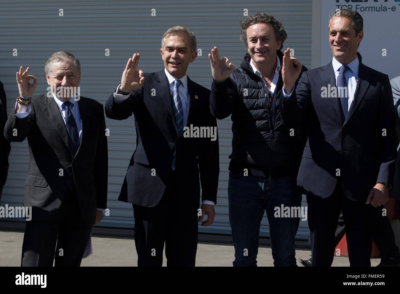 La ville de Mexico, Mexique. Mar 11, 2016. Le président de la Fédération internationale de l'Automobile (FIA), Jean Todt, maire de la ville de Mexico, Miguel Angel Mancera, chef de la formule E, Alejandro Agag et entrepreneur Carlos Slim Domit (de G à D) poser avant le Championnat FIA de Formule E Mexico Autodromo Hermanos ePrix, à Rodriguez dans la ville de Mexico, capitale du Mexique, le 11 mars 2016. Formule E, des voitures de course électriques pionner organisé par la FIA, aura lieu le samedi à circuit Hermanos Rodriguez à Mexico. © Alejandro Ayala/Xinhua/Alamy Live News Banque D'Images