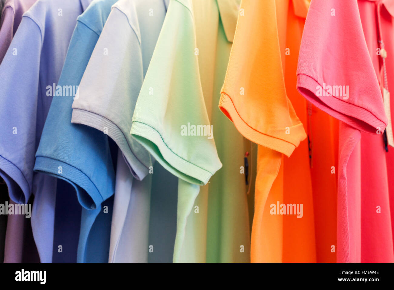 Un arc-en-ciel de couleur de Polo shirts hanging in a row Photo Stock -  Alamy