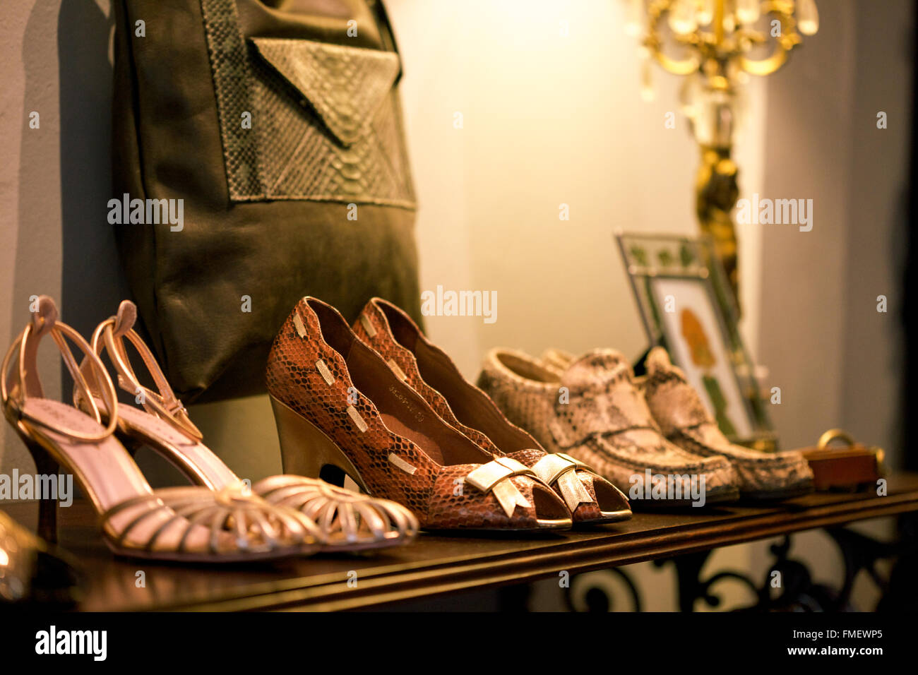 Vintage shoes en vente dans une boutique de vêtements. Banque D'Images