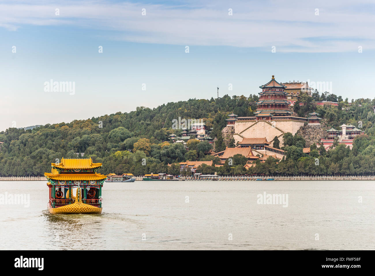 Les touristes visitant le palais d'été sont transportés à travers le lac Kunming sur un bateau à moteur. Banque D'Images