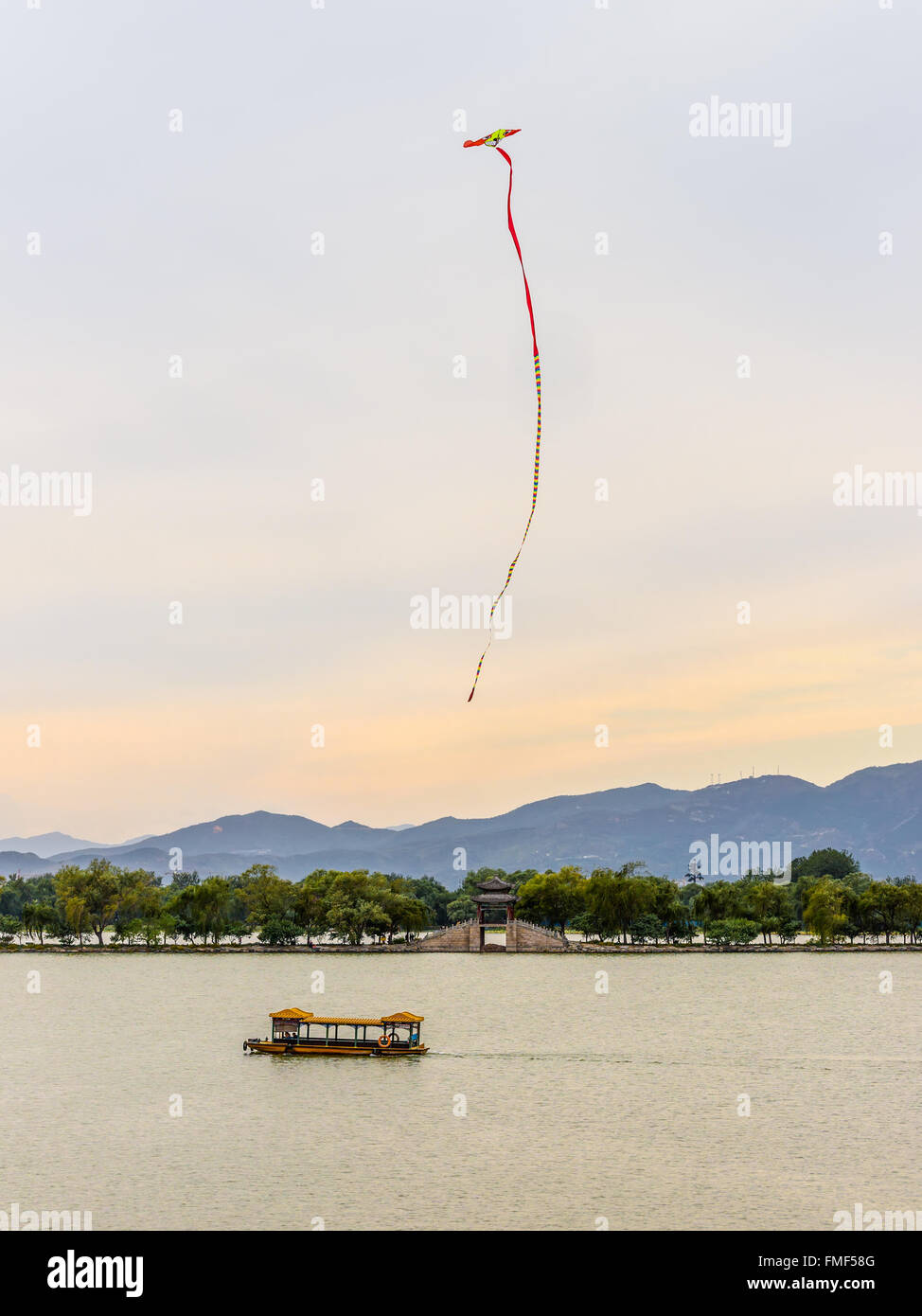 Cerf-volant dans le ciel au lac Kunming au Palais d'été. Le kitesurf est une très vieille Chine Banque D'Images