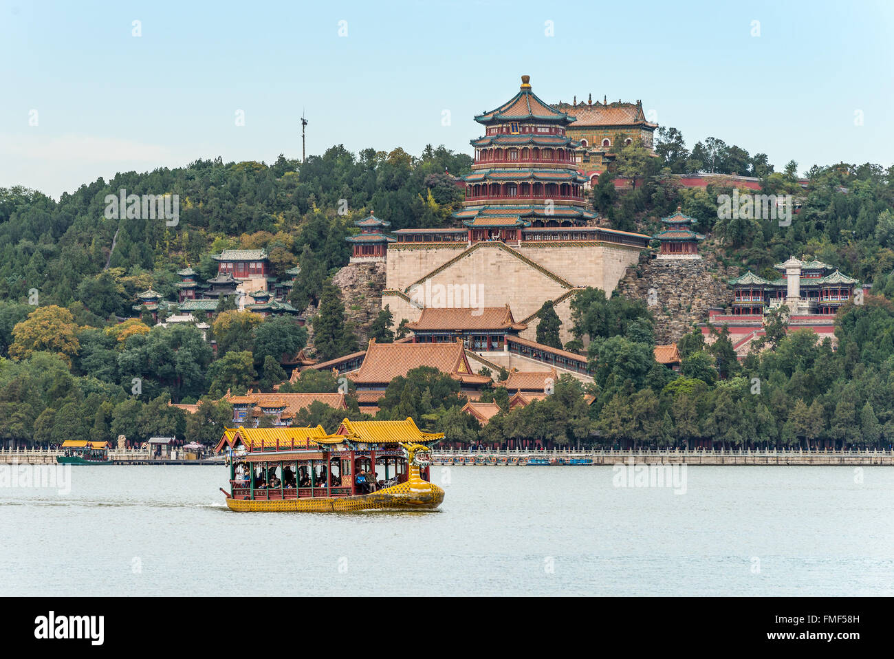 Un voyage de bateau dragon sur le lac Kunming, Beijing, Chine. Palais d'été au centre. Banque D'Images