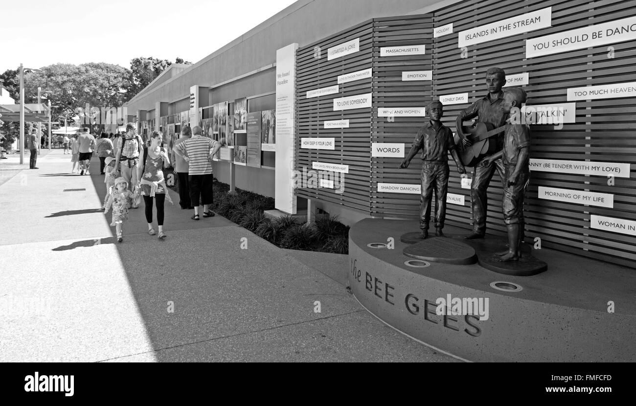 Sculpture sur Bee Gees Way, Redcliffe, Queensland, Australie montrant parcourt les touristes / familles Banque D'Images