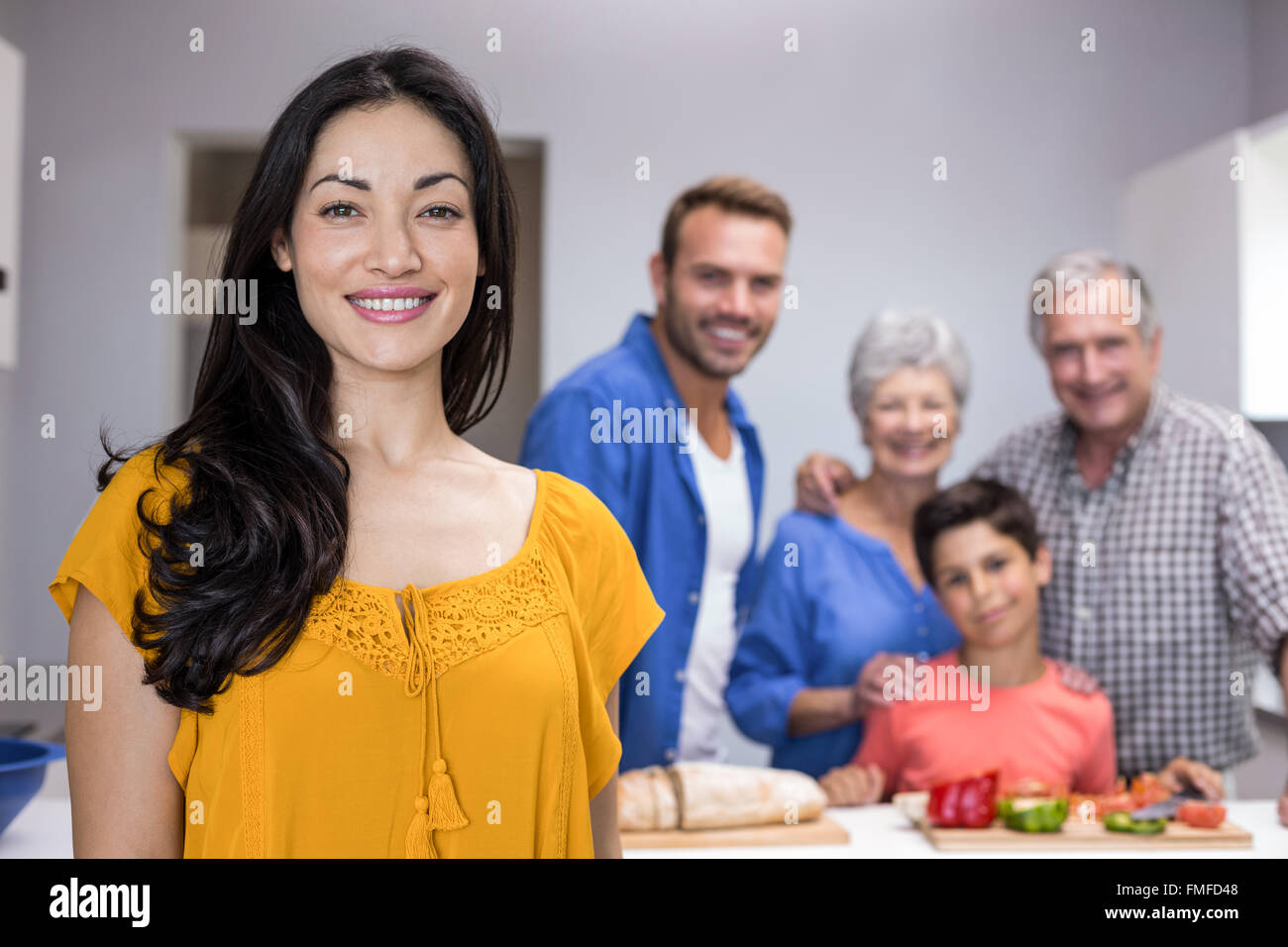 Belle Jeune femme debout dans la cuisine Banque D'Images