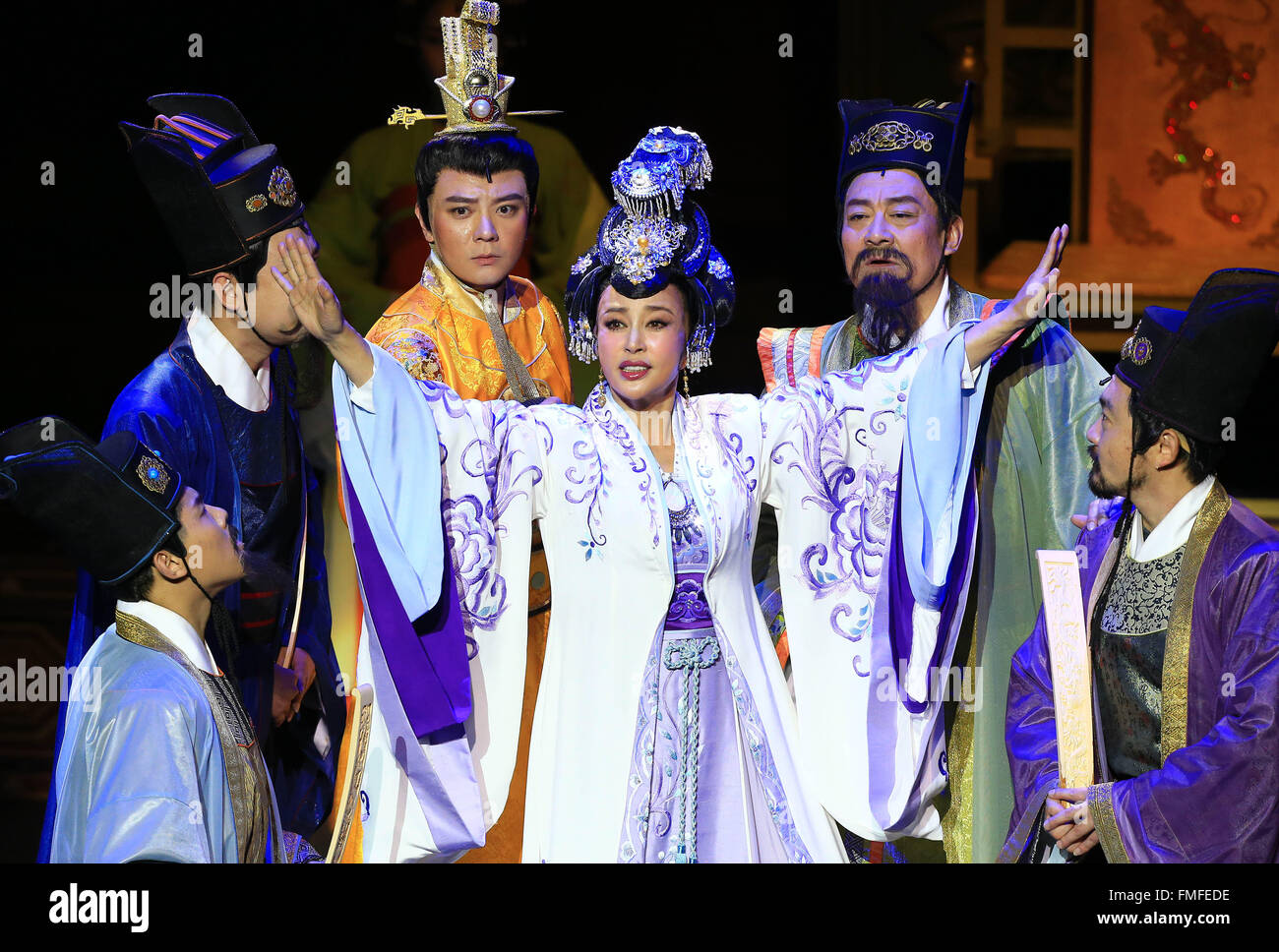 Toronto, Canada. Mar 11, 2016. L'actrice Liu Xiaoqing (C) effectue dans le grand jeu légendaire 'Impératrice Wu Zetian' au Metro Toronto Convention Centre, John Bassett Theatre de Toronto, Canada, le 11 mars 2016. Credit : Zou Zheng/Xinhua/Alamy Live News Banque D'Images