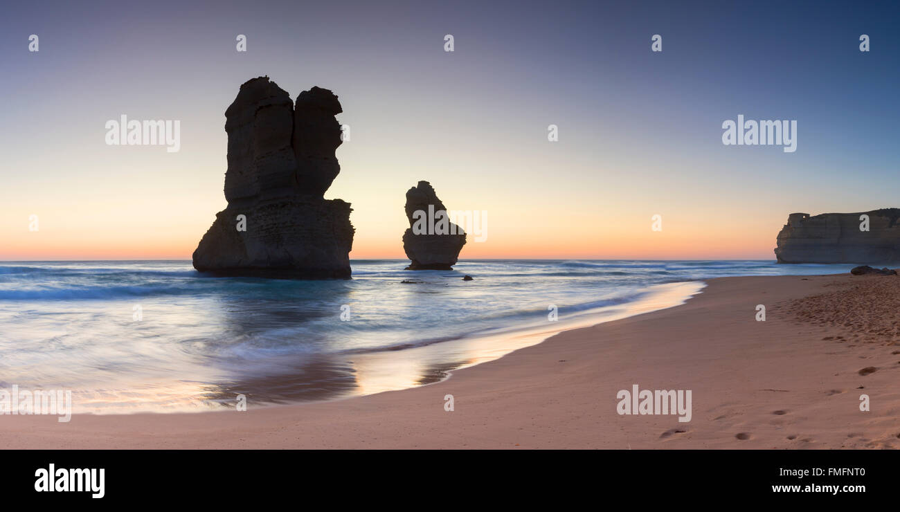 Des piles de douze apôtres au coucher du soleil, Port Campbell National Park, Great Ocean Road, Victoria, Australie Banque D'Images