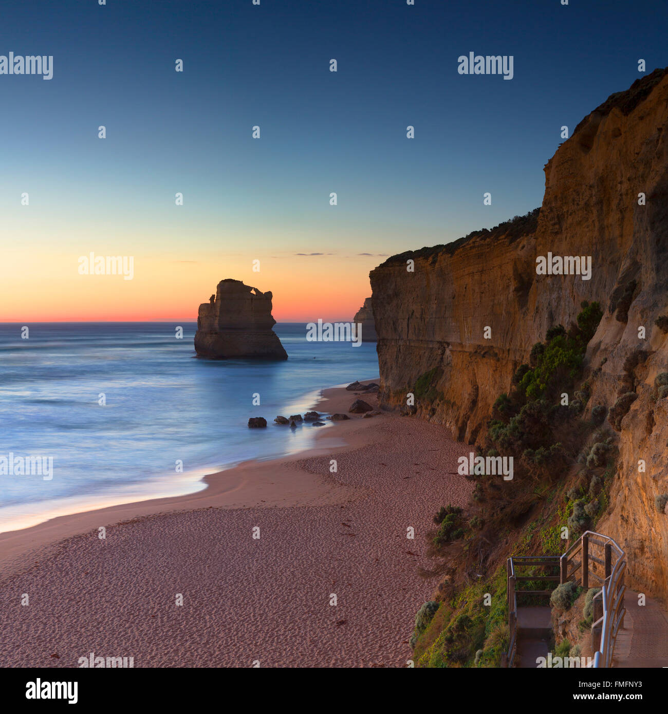 Gibson Étapes et Douze Apôtres au coucher du soleil, Port Campbell National Park, Great Ocean Road, Victoria, Australie Banque D'Images