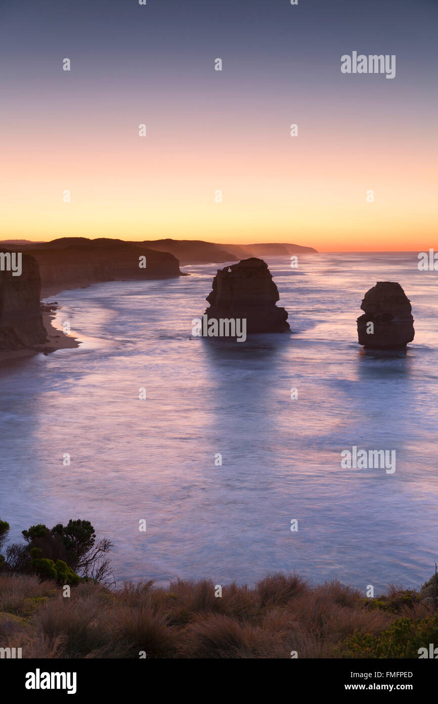 Douze Apôtres à l'aube, Port Campbell National Park, Great Ocean Road, Victoria, Australie Banque D'Images