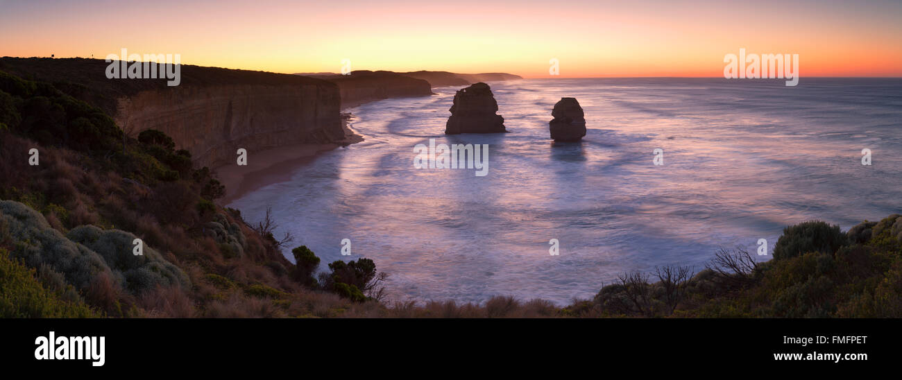 Douze Apôtres à l'aube, Port Campbell National Park, Great Ocean Road, Victoria, Australie Banque D'Images