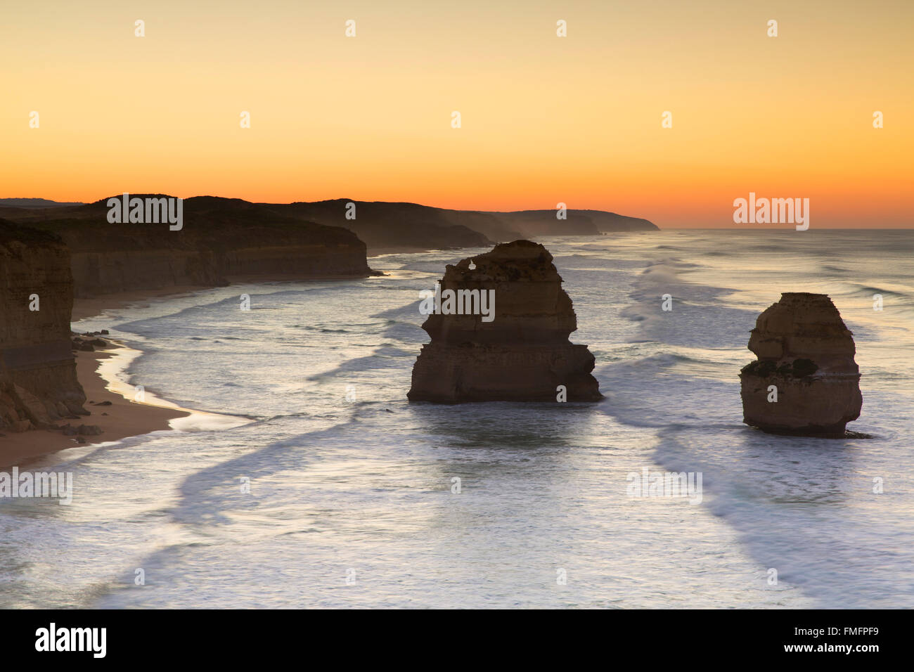 Douze Apôtres à l'aube, Port Campbell National Park, Great Ocean Road, Victoria, Australie Banque D'Images