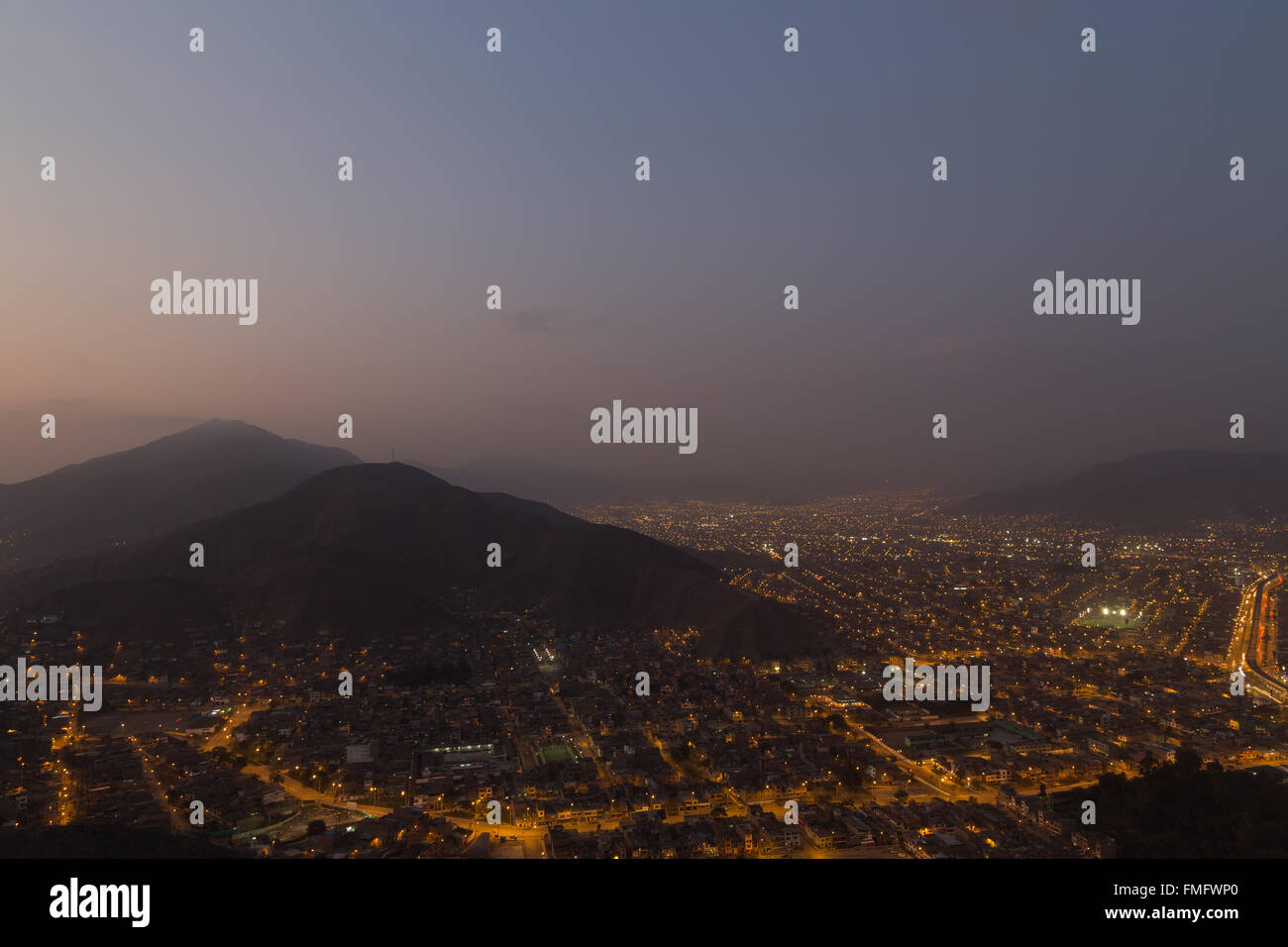 Vue panoramique de la capitale du Pérou, Lima du Cerro San Cristobal par nuit. Banque D'Images