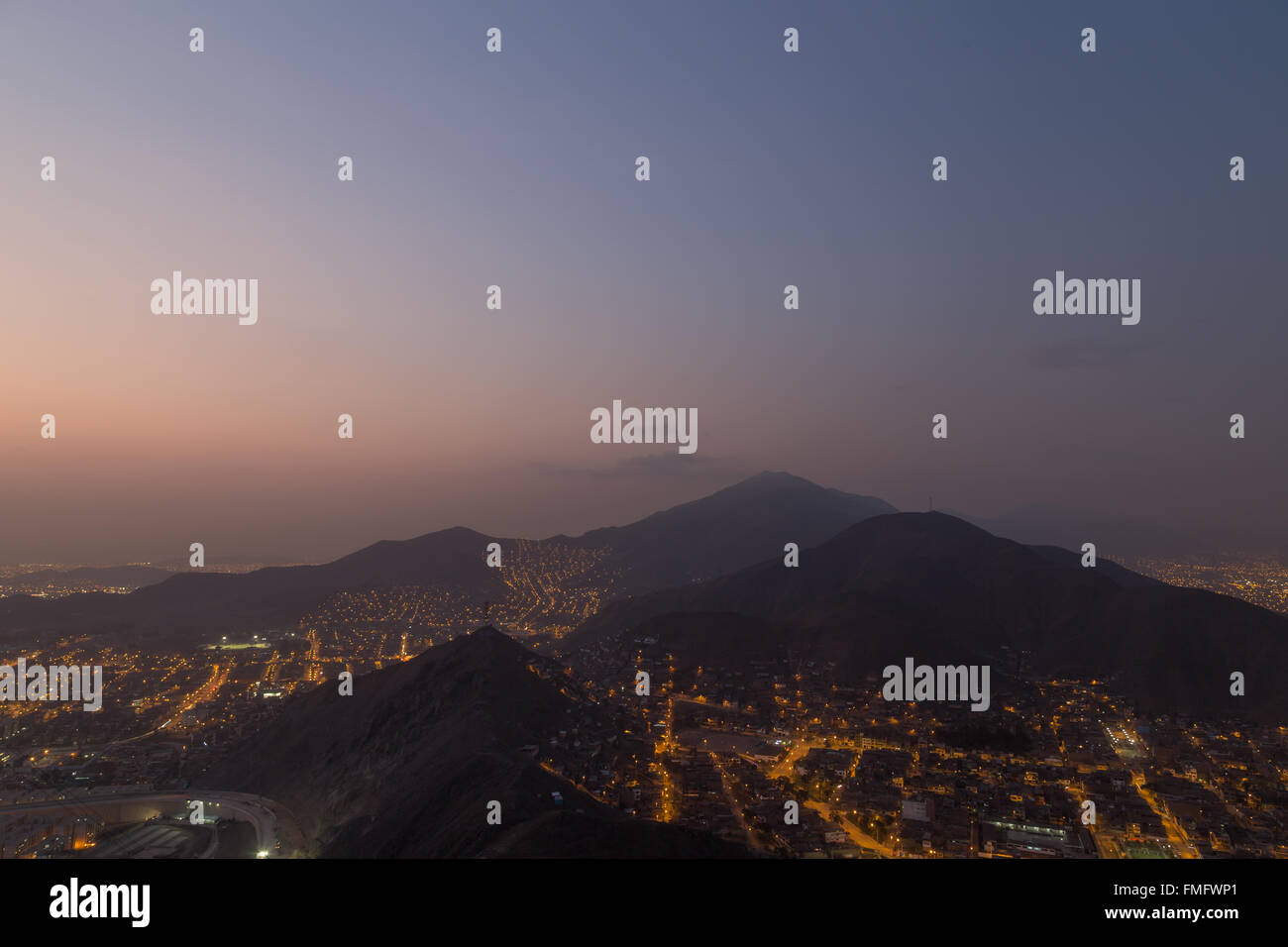 Vue panoramique de la capitale du Pérou, Lima du Cerro San Cristobal par nuit. Banque D'Images