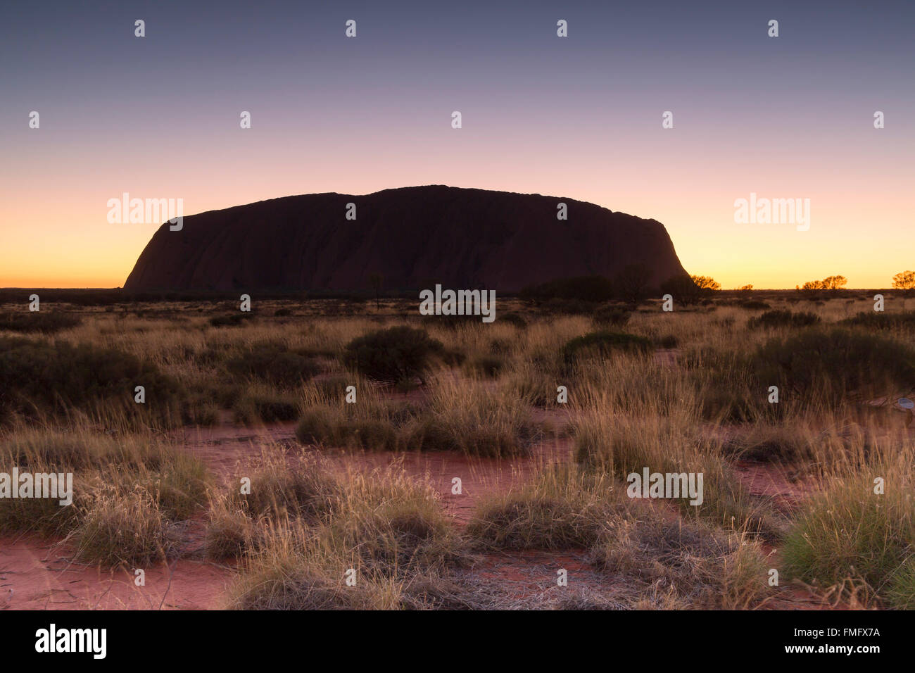 Uluru (Site du patrimoine mondial de l'Unesco) à l'aube, le Parc National d'Uluru-Kata Tjuta, Territoire du Nord, Australie Banque D'Images