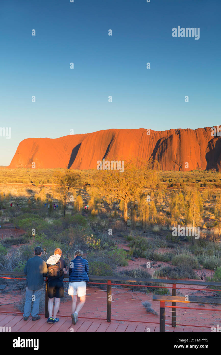 Les touristes à Uluru (Site du patrimoine mondial de l'UNESCO), Parc National d'Uluru-Kata Tjuta, Territoire du Nord, Australie Banque D'Images