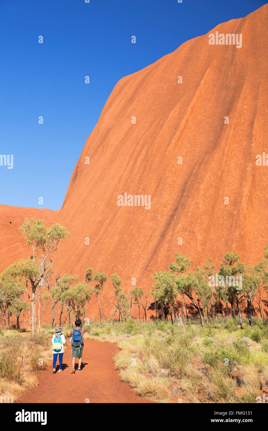 Les touristes à Uluru (Site du patrimoine mondial de l'UNESCO), Parc National d'Uluru-Kata Tjuta, Territoire du Nord, Australie Banque D'Images