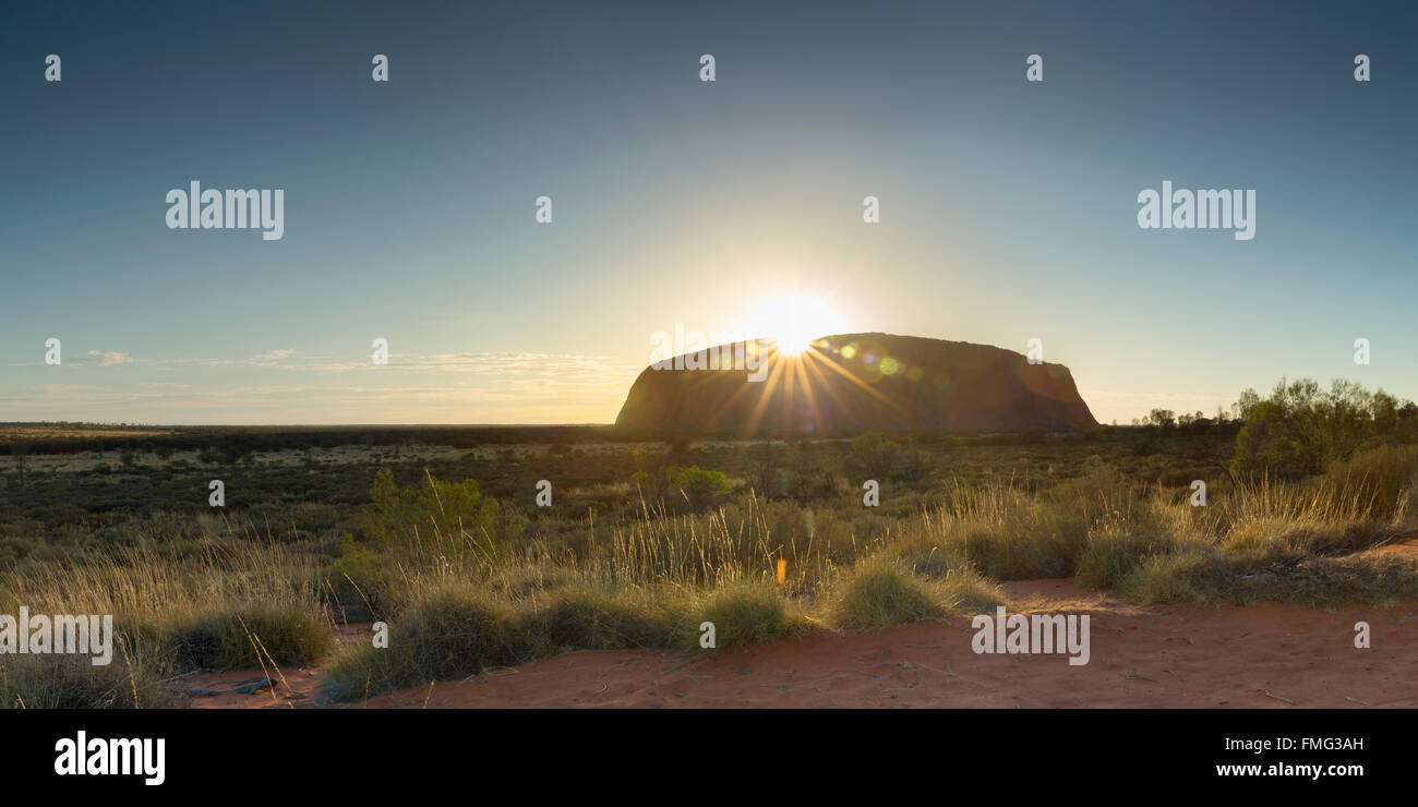 Uluru (Site du patrimoine mondial de l'Unesco) à l'aube, le Parc National d'Uluru-Kata Tjuta, Territoire du Nord, Australie Banque D'Images