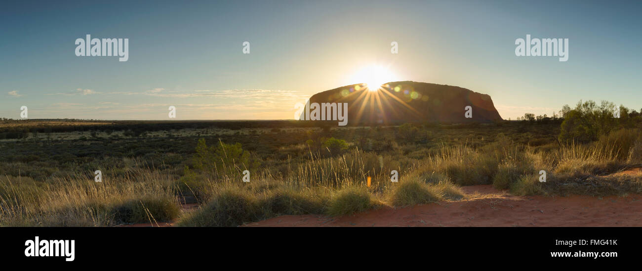 Uluru (Site du patrimoine mondial de l'Unesco) à l'aube, le Parc National d'Uluru-Kata Tjuta, Territoire du Nord, Australie Banque D'Images