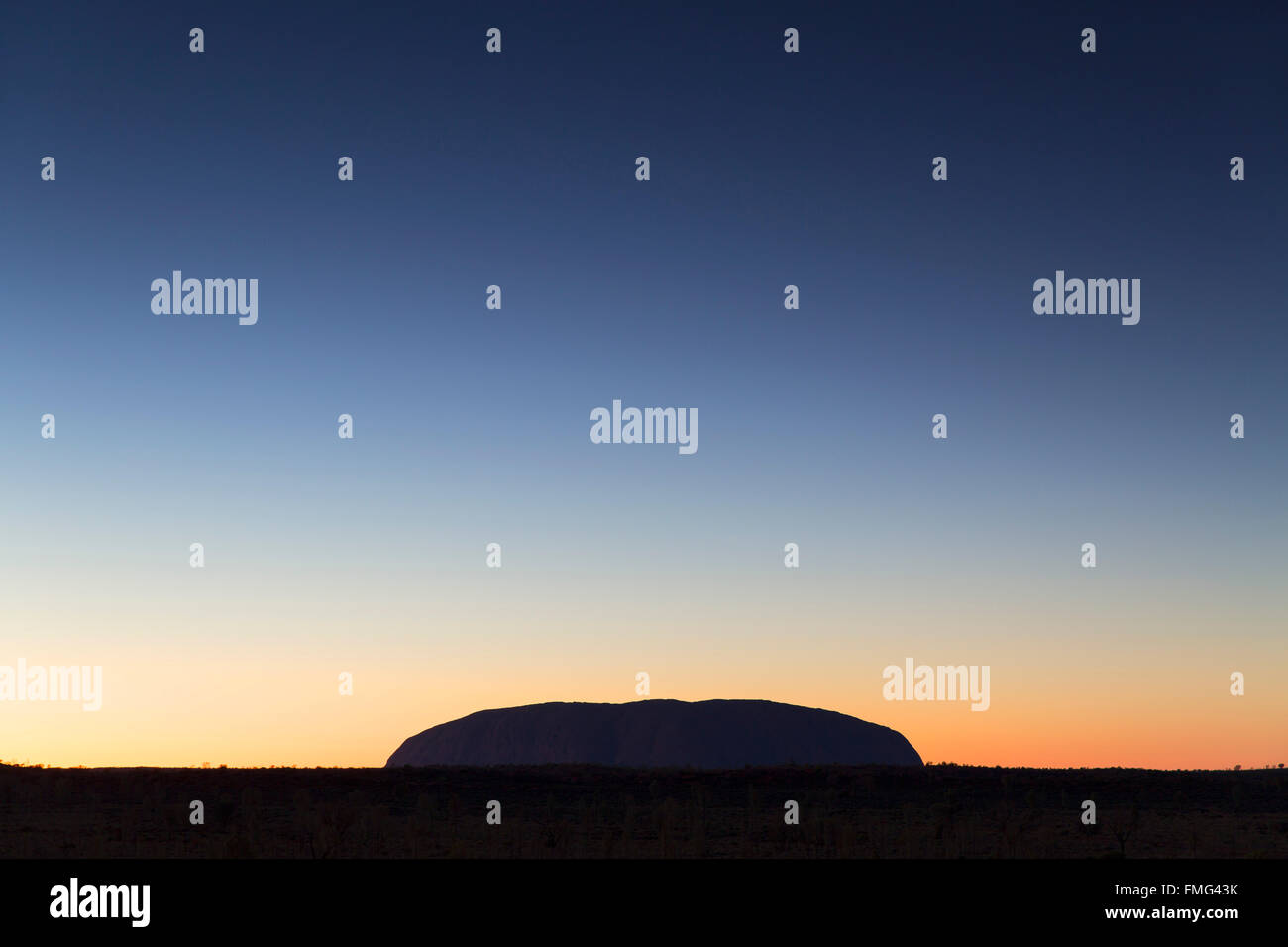 Uluru (Site du patrimoine mondial de l'Unesco) à l'aube, le Parc National d'Uluru-Kata Tjuta, Territoire du Nord, Australie Banque D'Images