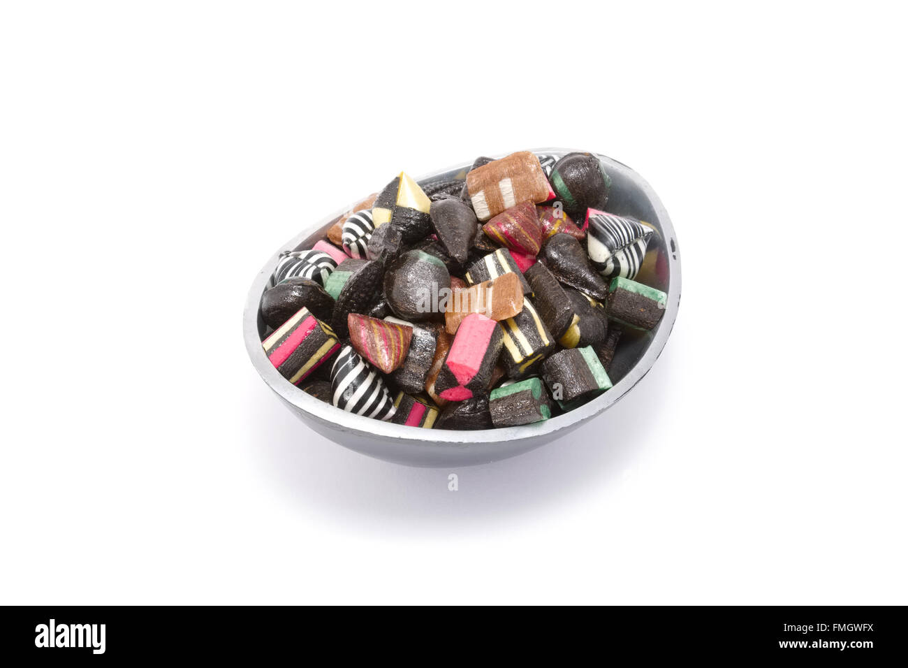 La Réglisse candi dans un bol en argent Banque D'Images