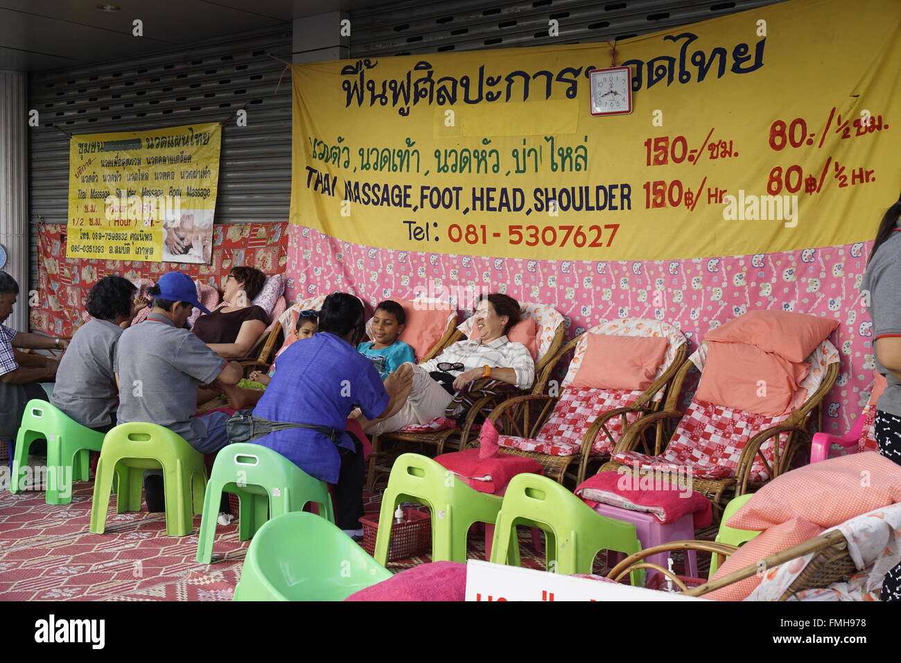 Thai massage des pieds par la route dans la vieille ville de Chiang Mai Banque D'Images