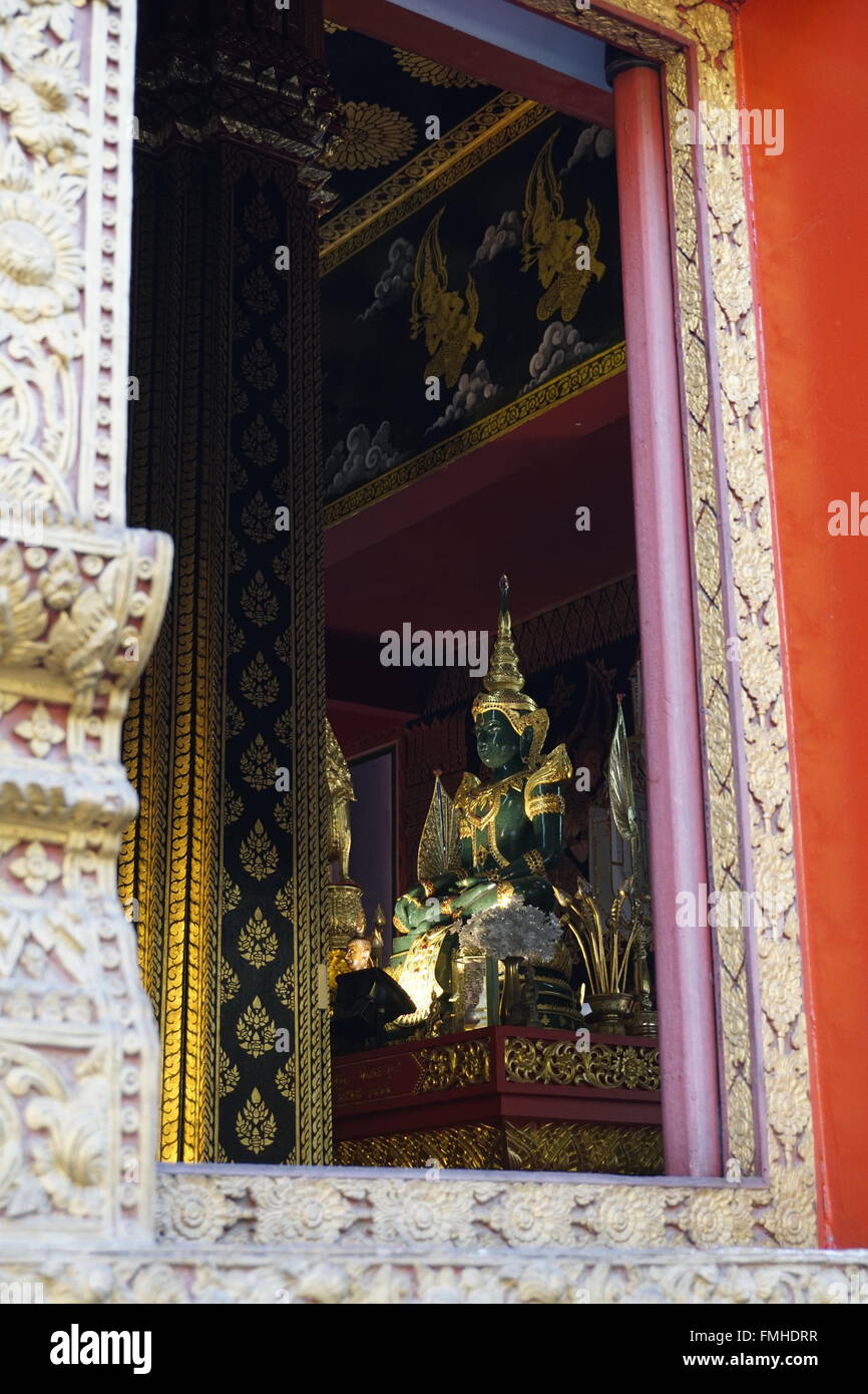 Statue de Bouddha au temple thaïlandais fenêtre encadrée par Banque D'Images