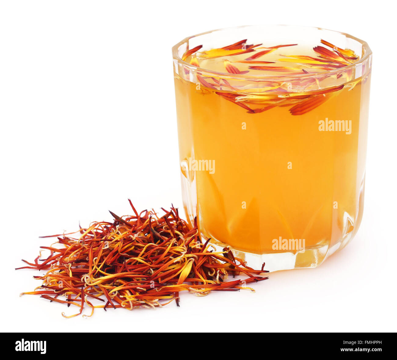 Extrait de calendula fleur avec de fines herbes dans un verre sur fond blanc Banque D'Images