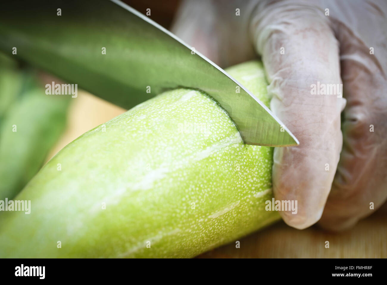 Snake gourd de coupe avec des couteaux de cuisine Banque D'Images