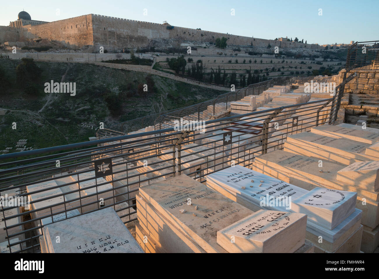 Les pierres tombales sur le Mont des Oliviers avec des murs de la vieille ville et la mosquée Al Aqsa en arrière-plan. Jérusalem. Israël. Banque D'Images