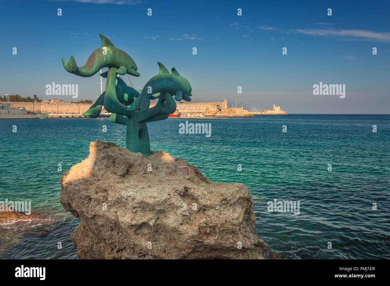 Statue de Dauphin Le port de Mandraki, dans l'île de Rhodes, Grèce. Banque D'Images