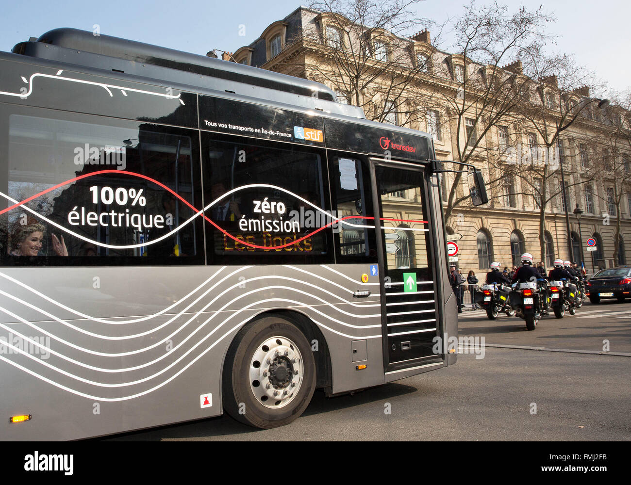 Paris, France. Mar 11, 2016. Le roi Willem-Alexander et Maxima La reine des Pays-Bas faire un tour dans un bus électrique de Ebusco à Paris, France, 11 mars 2016. Le Roi et la reine sont en France pour une visite d'Etat 10 et 11 mars. Photo : Patrick van Katwijk POINT DE VUE - PAS DE FIL - SERVICE/dpa/Alamy Live News Banque D'Images