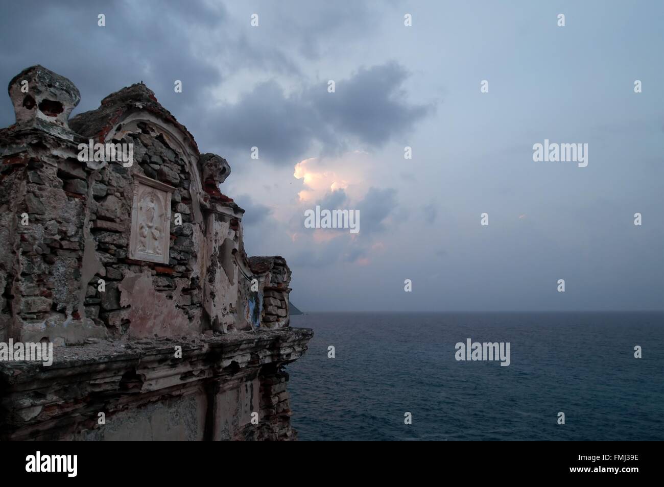 L'Italie, petite église baroque de Tellaro, village près de la ville de Lerici, La Spezia, Ligurie région du golfe Banque D'Images