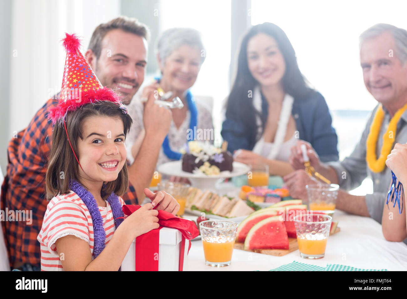 Fêter un anniversaire de famille heureuse Banque D'Images