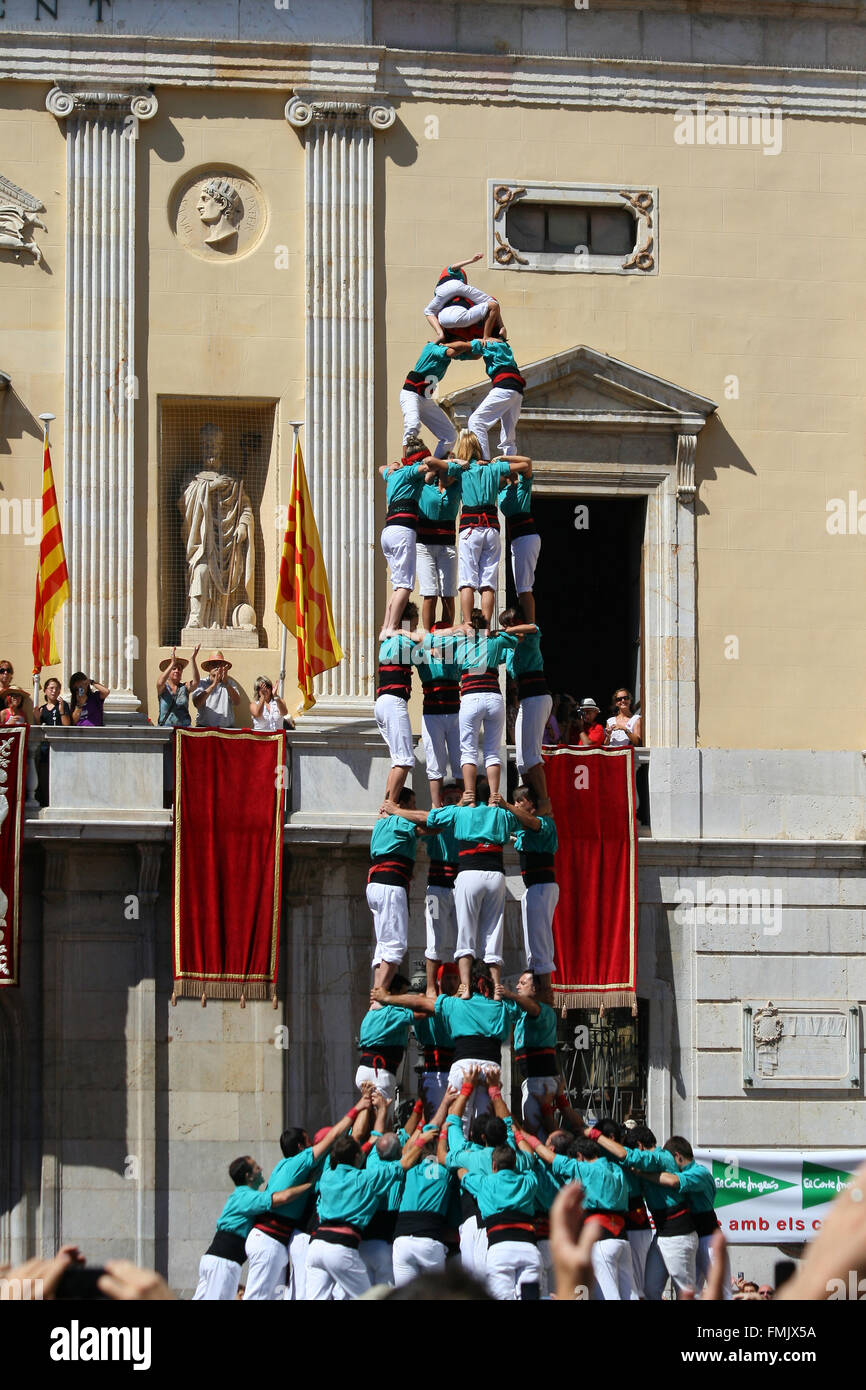 Les gens faire des droits de l'homme des tours, un spectacle traditionnel en Catalogne appelé "castellers" Banque D'Images