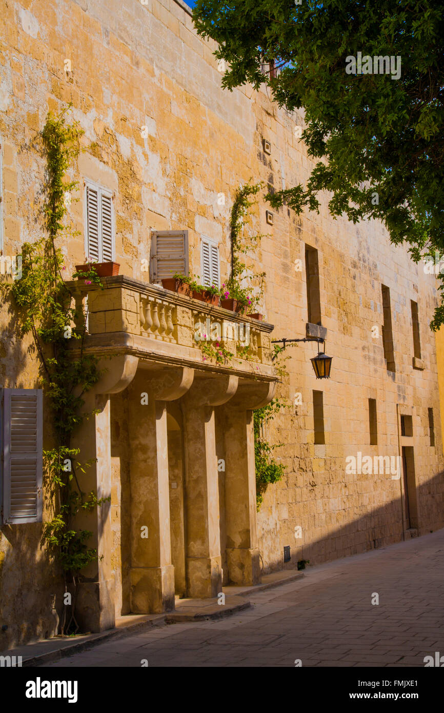 L'architecture typique Maltise, Balcon dans la ville silencieuse Mdina à Malte. Banque D'Images