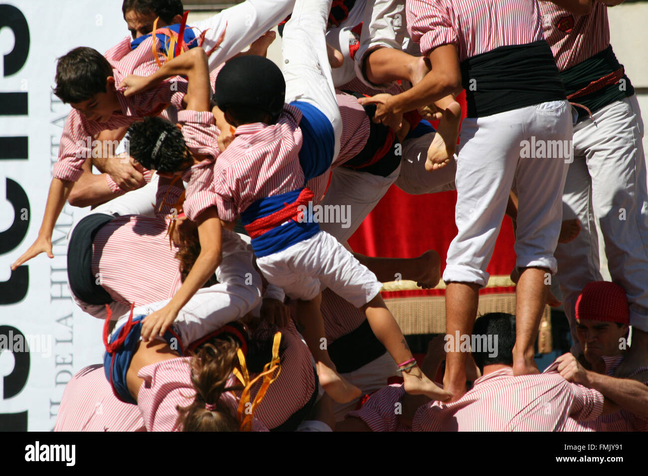 Les gens tomber à partir d'une tour, un spectacle traditionnel appelé castellers de Catalogne Banque D'Images